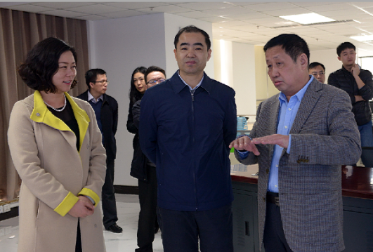 時任商務(wù)部綜合司副司長宋立洪（前排中）到萬莊集團(tuán)指導(dǎo)工作